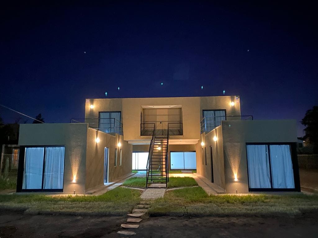 Exterior de Giraluna de noche